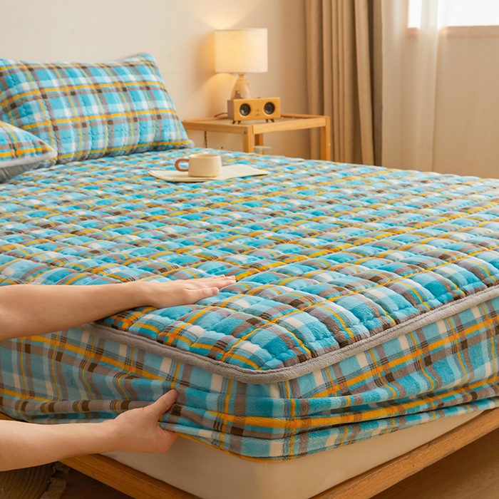 91家纺网 家纺一手货源 找家纺 澳梵家居 2025新款无印风牛奶绒夹棉床笠 幽蓝格调