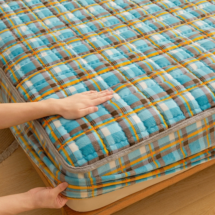 91家纺网 家纺一手货源 找家纺 澳梵家居 2025新款无印风牛奶绒夹棉床笠 幽蓝格调