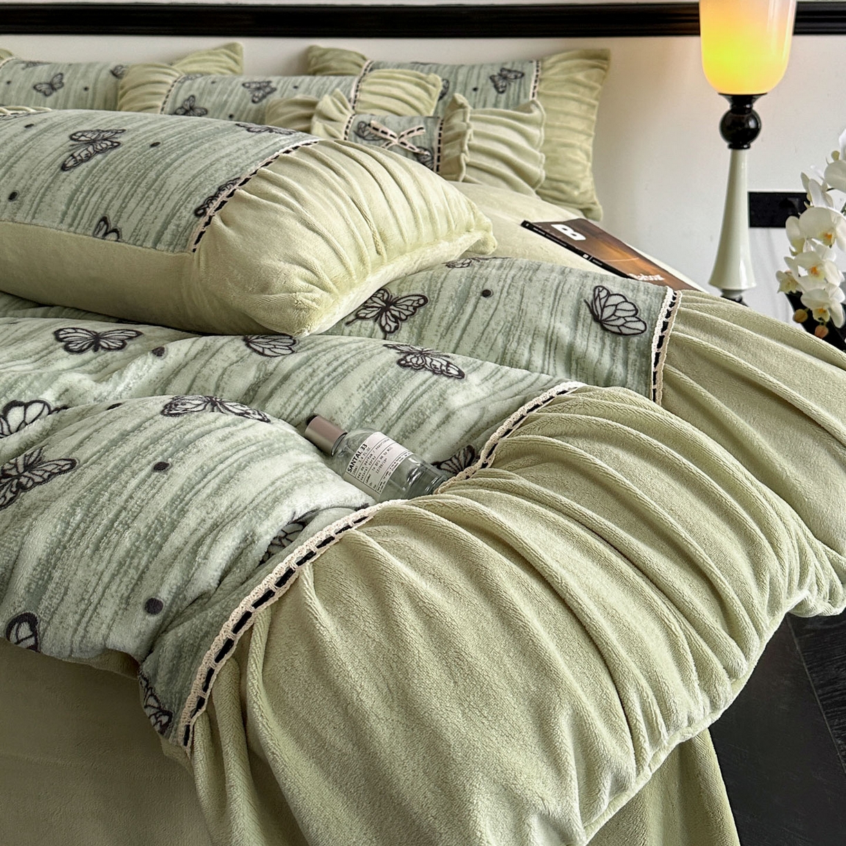 91家纺网 家纺一手货源 找家纺 博纳家纺 2025新款数码印花雕花绒法式皱皱边镂空嵌绳加厚牛奶绒四件套--蝶舞纷飞系列 蝶舞纷飞-优雅绿