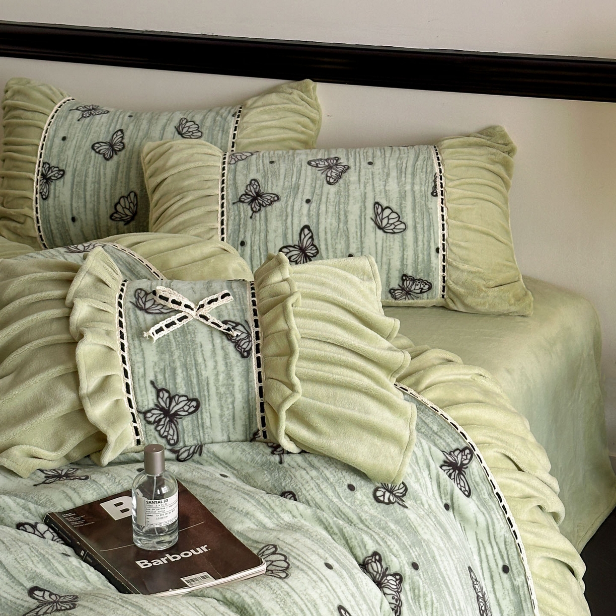 91家纺网 家纺一手货源 找家纺 博纳家纺 2025新款数码印花雕花绒法式皱皱边镂空嵌绳加厚牛奶绒四件套--蝶舞纷飞系列 蝶舞纷飞-优雅绿