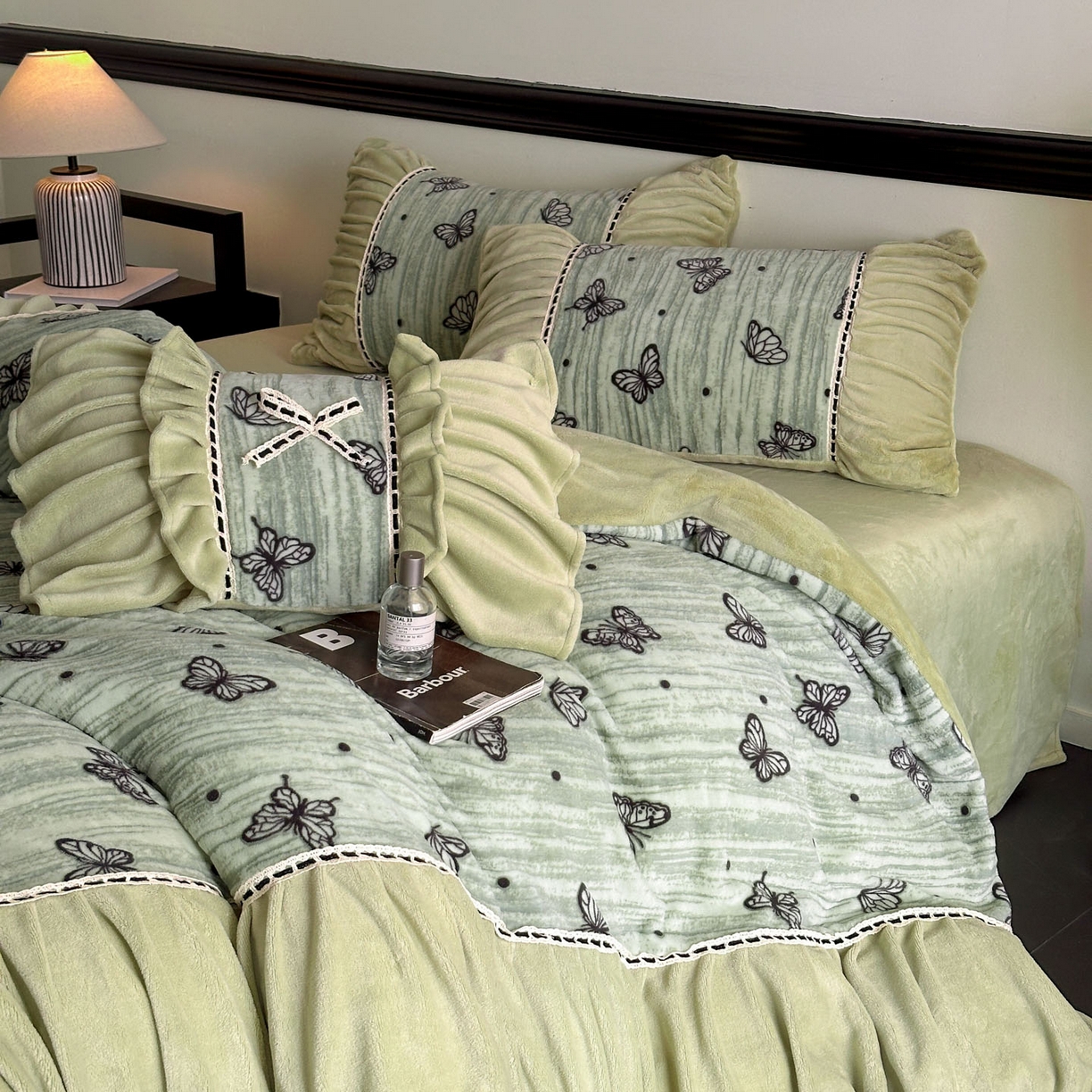 91家纺网 家纺一手货源 找家纺 博纳家纺 2025新款数码印花雕花绒法式皱皱边镂空嵌绳加厚牛奶绒四件套--蝶舞纷飞系列 蝶舞纷飞-优雅绿