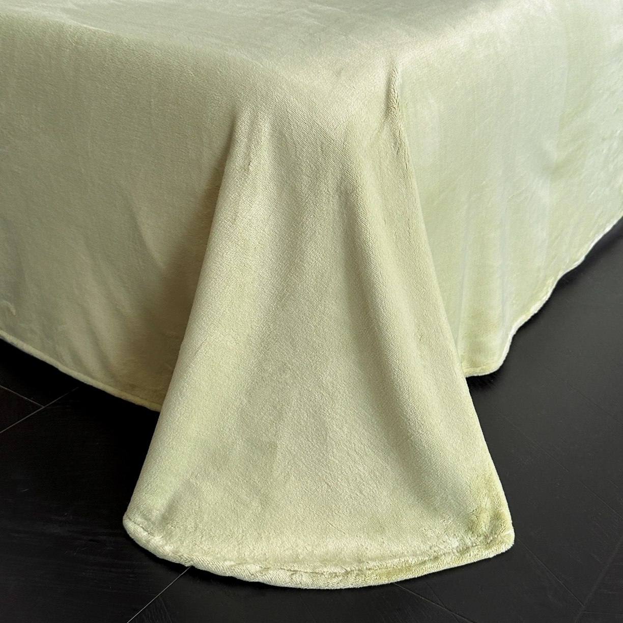 91家纺网 家纺一手货源 找家纺 博纳家纺 2025新款数码印花雕花绒法式皱皱边镂空嵌绳加厚牛奶绒四件套--蝶舞纷飞系列 蝶舞纷飞-优雅绿