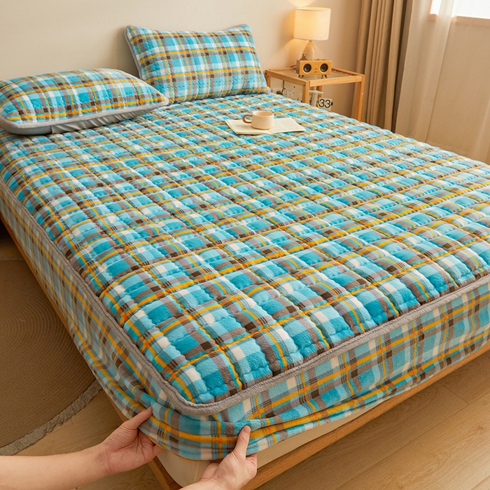 91家纺网 家纺一手货源 找家纺 澳梵家居 2025新款无印风牛奶绒夹棉床笠 幽蓝格调