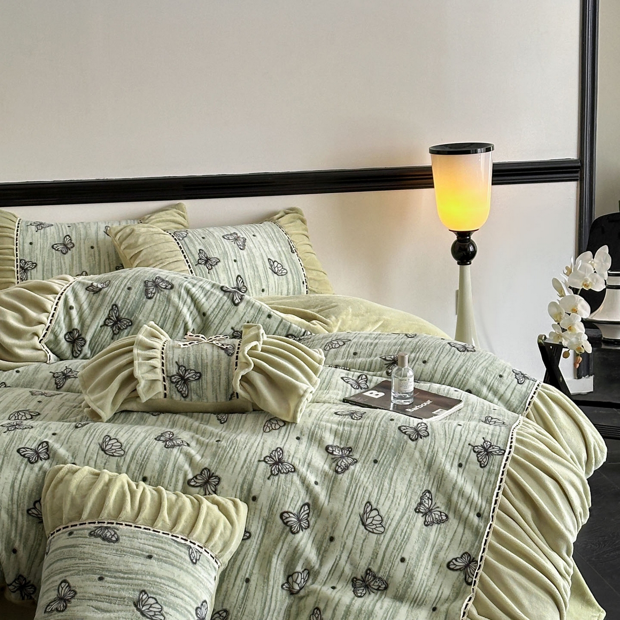 91家纺网 家纺一手货源 找家纺 博纳家纺 2025新款数码印花雕花绒法式皱皱边镂空嵌绳加厚牛奶绒四件套--蝶舞纷飞系列 蝶舞纷飞-优雅绿