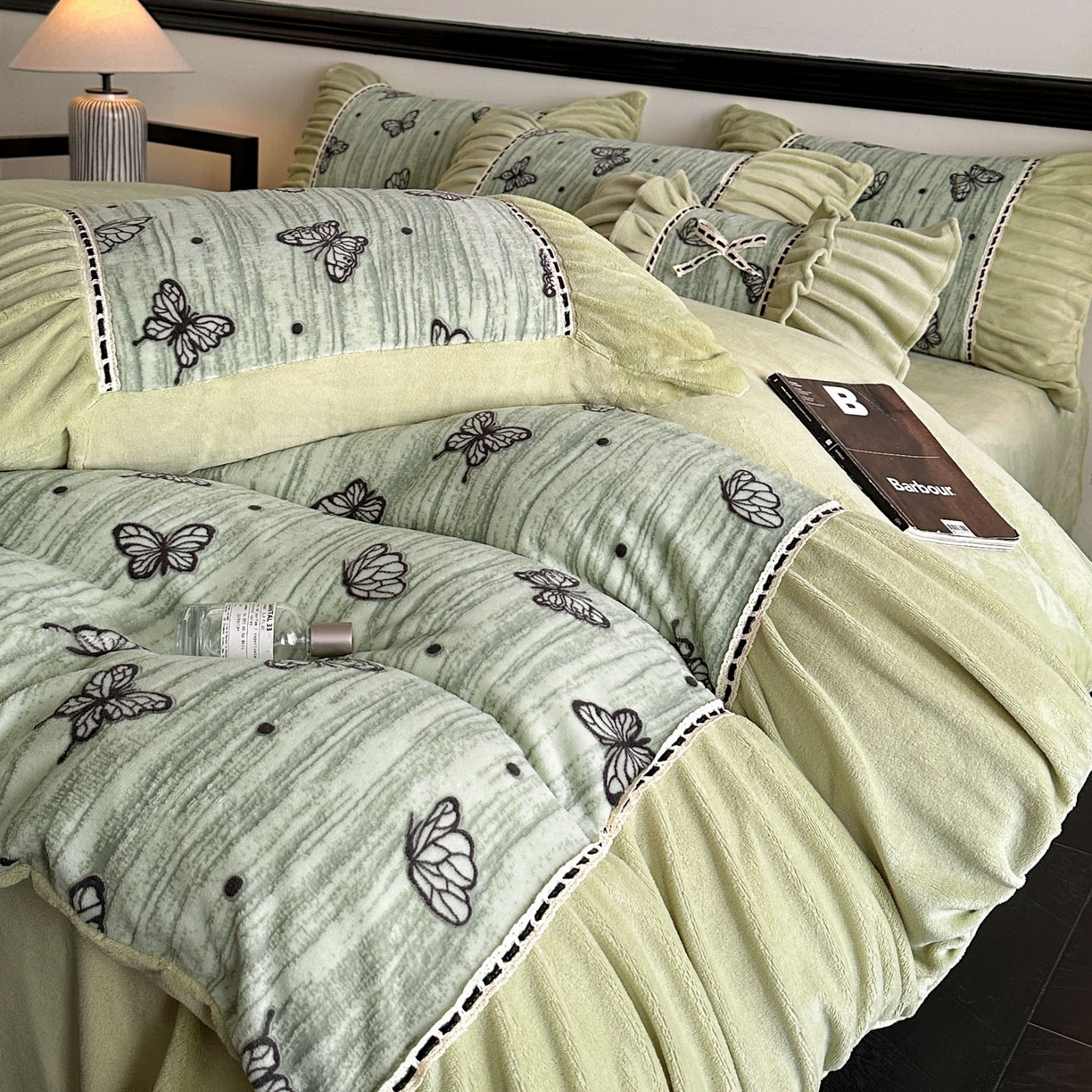 91家纺网 家纺一手货源 找家纺 博纳家纺 2025新款数码印花雕花绒法式皱皱边镂空嵌绳加厚牛奶绒四件套--蝶舞纷飞系列 蝶舞纷飞-优雅绿