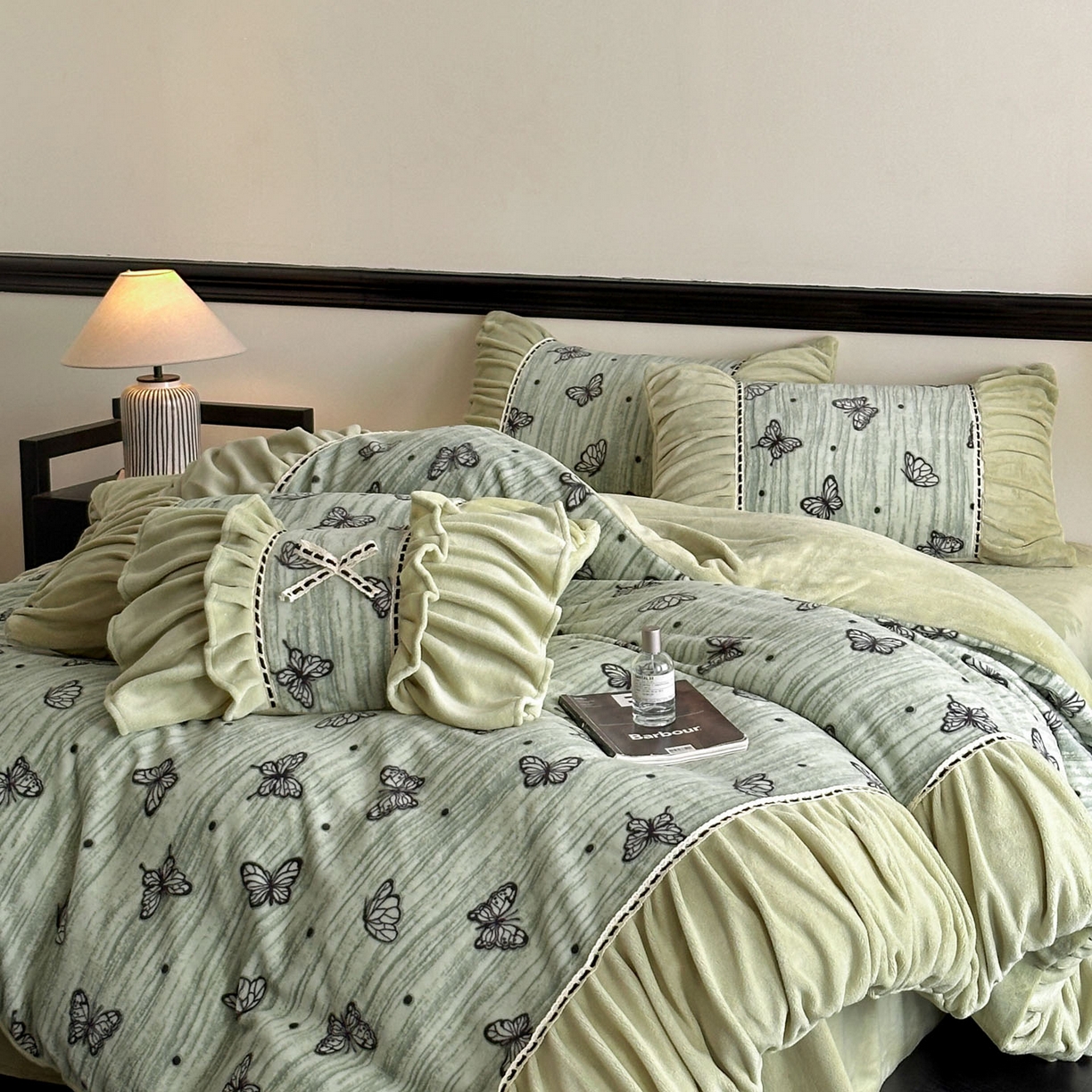 91家纺网 家纺一手货源 找家纺 博纳家纺 2025新款数码印花雕花绒法式皱皱边镂空嵌绳加厚牛奶绒四件套--蝶舞纷飞系列 蝶舞纷飞-优雅绿