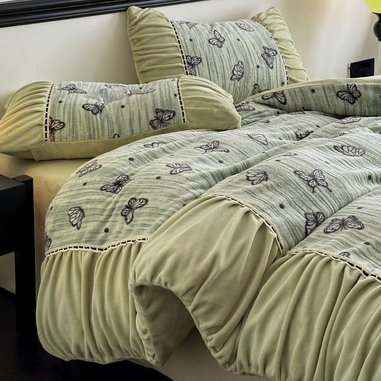 91家纺网 家纺一手货源 找家纺 博纳家纺 2025新款数码印花雕花绒法式皱皱边镂空嵌绳加厚牛奶绒四件套--蝶舞纷飞系列 蝶舞纷飞-优雅绿