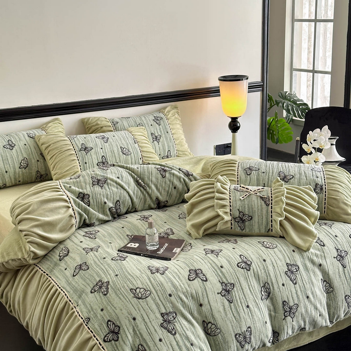 91家纺网 家纺一手货源 找家纺 博纳家纺 2025新款数码印花雕花绒法式皱皱边镂空嵌绳加厚牛奶绒四件套--蝶舞纷飞系列 蝶舞纷飞-优雅绿