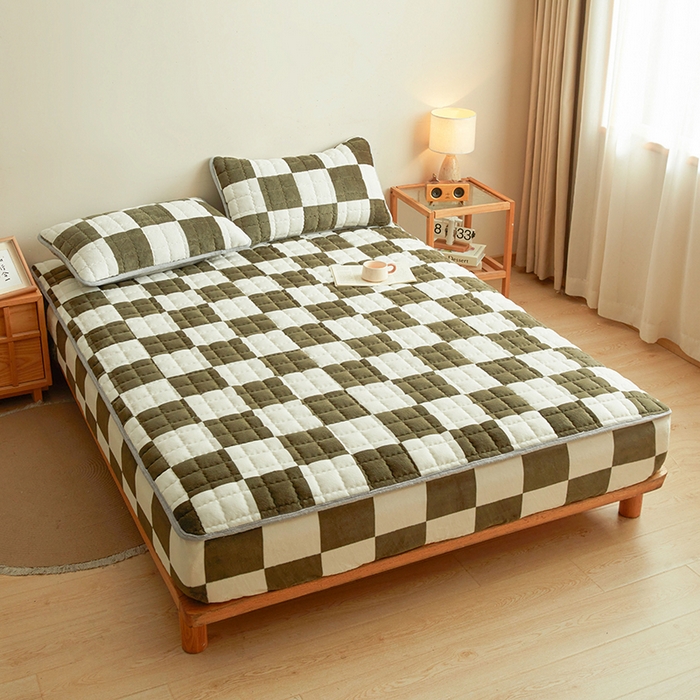 91家纺网 家纺一手货源 找家纺 澳梵家居 2025新款无印风牛奶绒夹棉床笠 棕绿白格