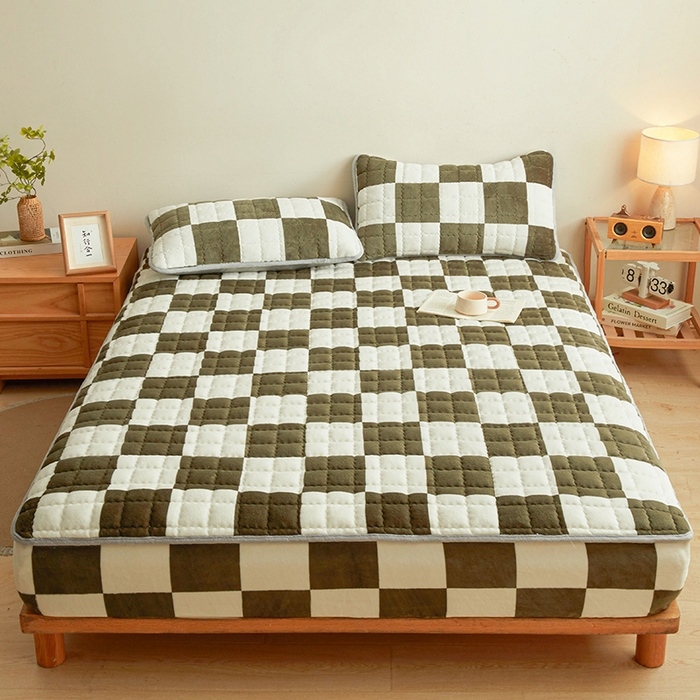 91家纺网 家纺一手货源 找家纺 澳梵家居 2025新款无印风牛奶绒夹棉床笠 棕绿白格