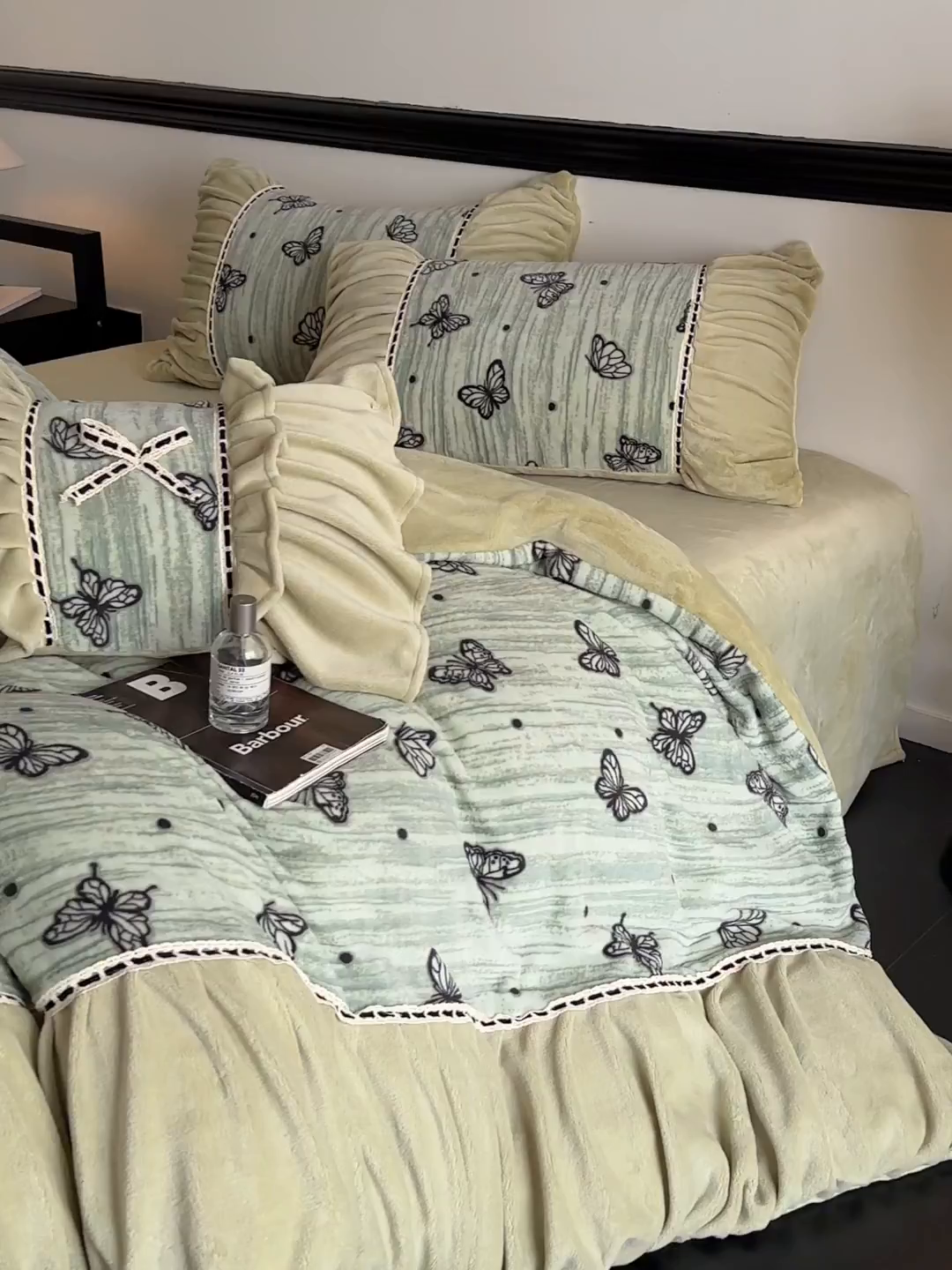 91家纺网 家纺一手货源 找家纺 博纳家纺 2025新款数码印花雕花绒法式皱皱边镂空嵌绳加厚牛奶绒四件套--蝶舞纷飞系列 蝶舞纷飞-优雅绿