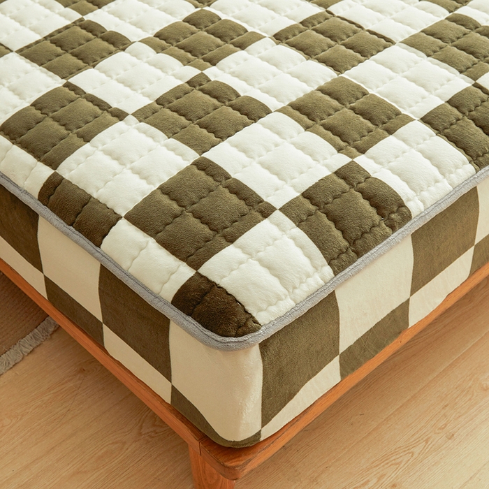 91家纺网 家纺一手货源 找家纺 澳梵家居 2025新款无印风牛奶绒夹棉床笠 棕绿白格