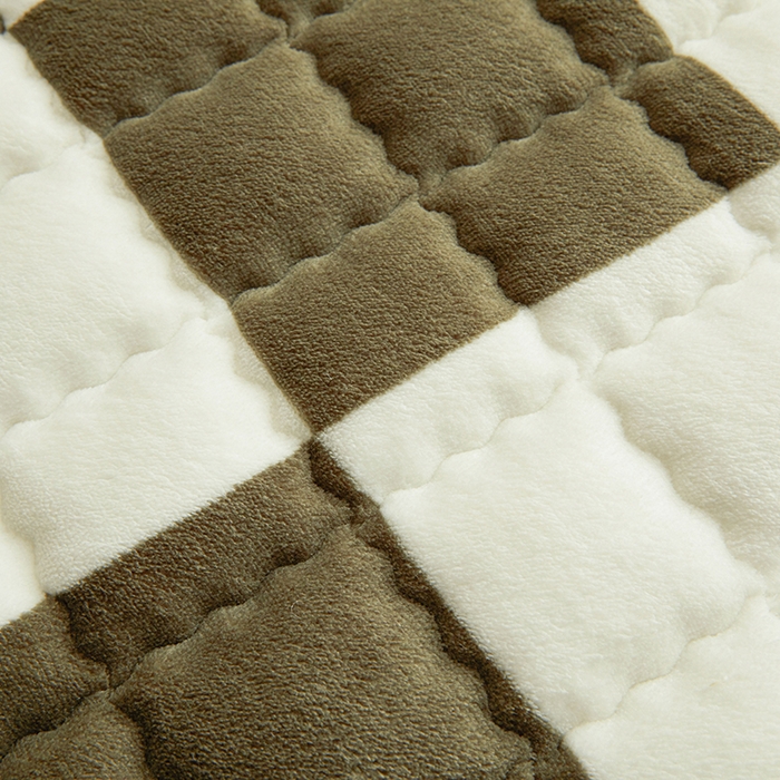 91家纺网 家纺一手货源 找家纺 澳梵家居 2025新款无印风牛奶绒夹棉床笠 棕绿白格