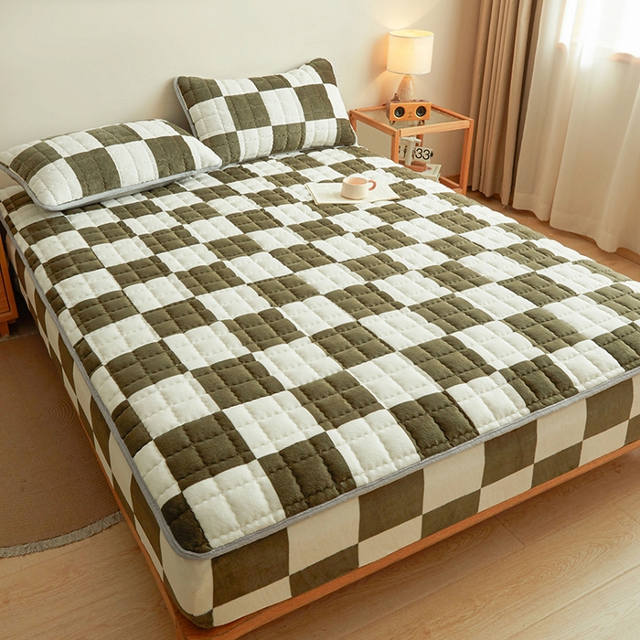 91家纺网 家纺一手货源 找家纺 澳梵家居 2025新款无印风牛奶绒夹棉床笠 棕绿白格