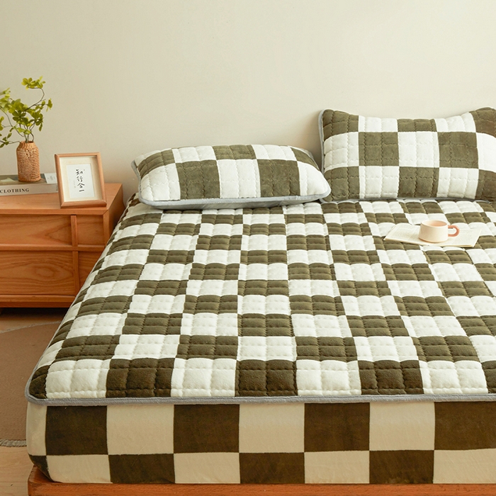 91家纺网 家纺一手货源 找家纺 澳梵家居 2025新款无印风牛奶绒夹棉床笠 棕绿白格