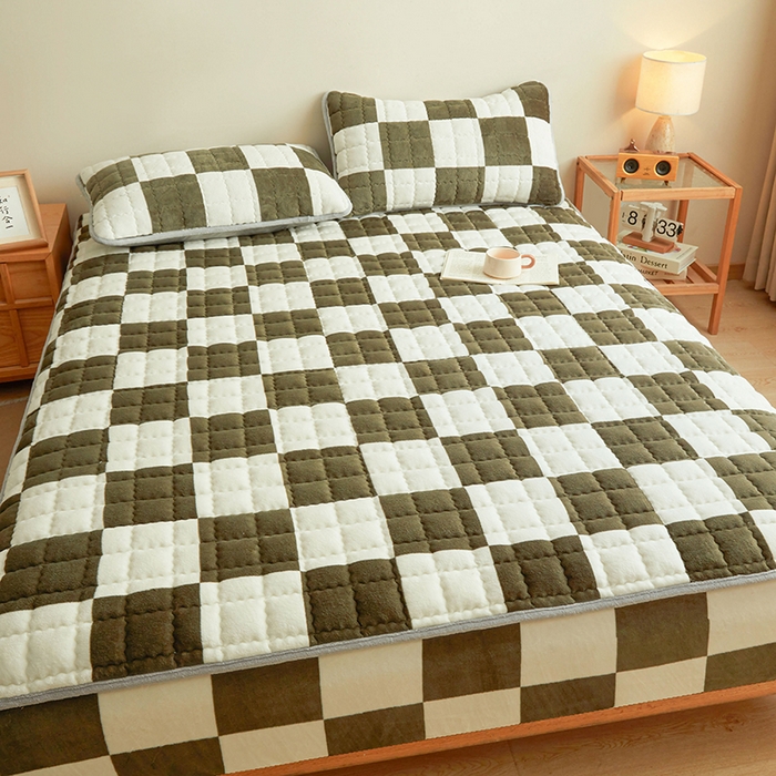 91家纺网 家纺一手货源 找家纺 澳梵家居 2025新款无印风牛奶绒夹棉床笠 棕绿白格