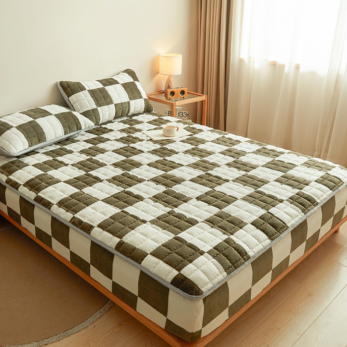 91家纺网 家纺一手货源 找家纺 澳梵家居 2025新款无印风牛奶绒夹棉床笠 棕绿白格