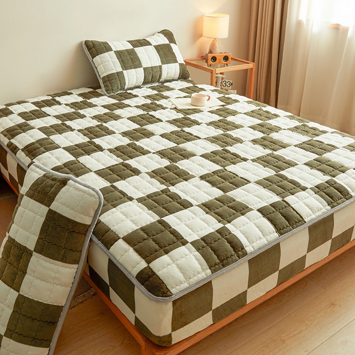 91家纺网 家纺一手货源 找家纺 澳梵家居 2025新款无印风牛奶绒夹棉床笠 棕绿白格