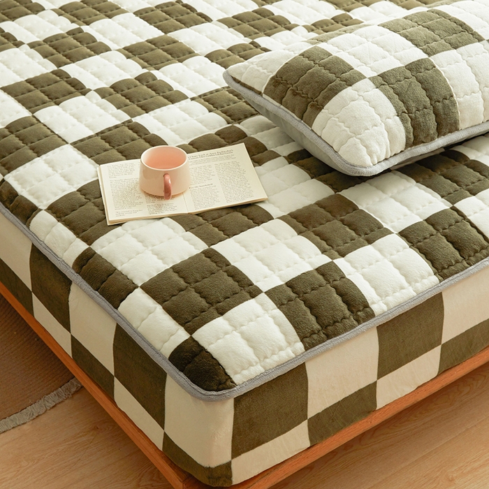 91家纺网 家纺一手货源 找家纺 澳梵家居 2025新款无印风牛奶绒夹棉床笠 棕绿白格