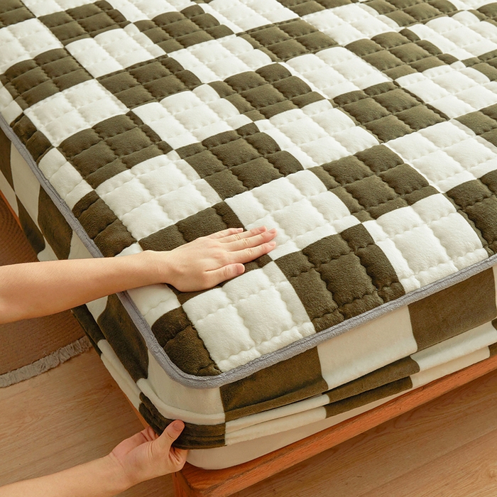 91家纺网 家纺一手货源 找家纺 澳梵家居 2025新款无印风牛奶绒夹棉床笠 棕绿白格