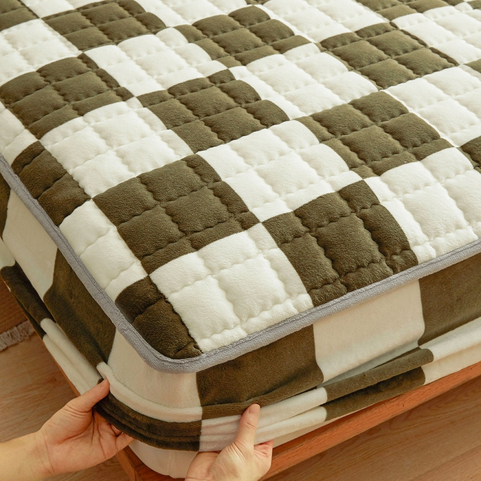 91家纺网 家纺一手货源 找家纺 澳梵家居 2025新款无印风牛奶绒夹棉床笠 棕绿白格