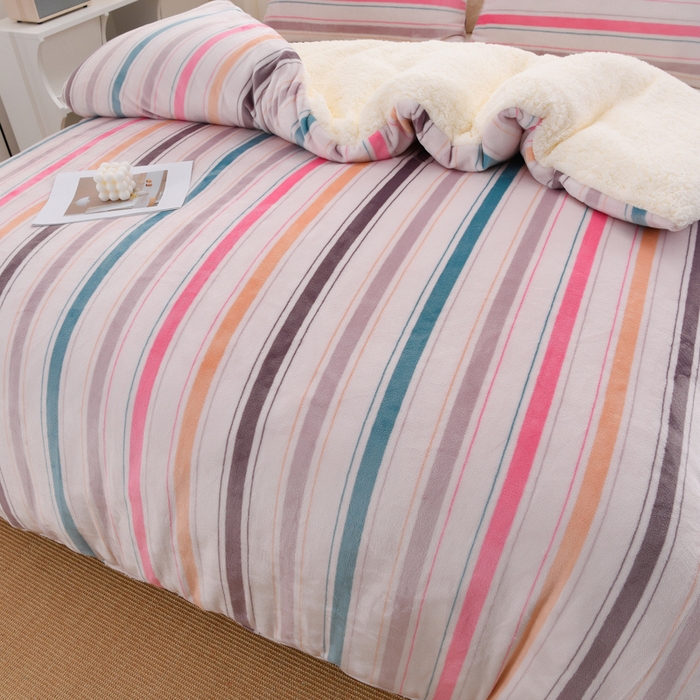 91家纺网 家纺一手货源 找家纺 圣楚家纺 2025秋冬新款亲肤舒适暖心羊羔绒牛奶绒AB面冬被被子被芯 彩虹