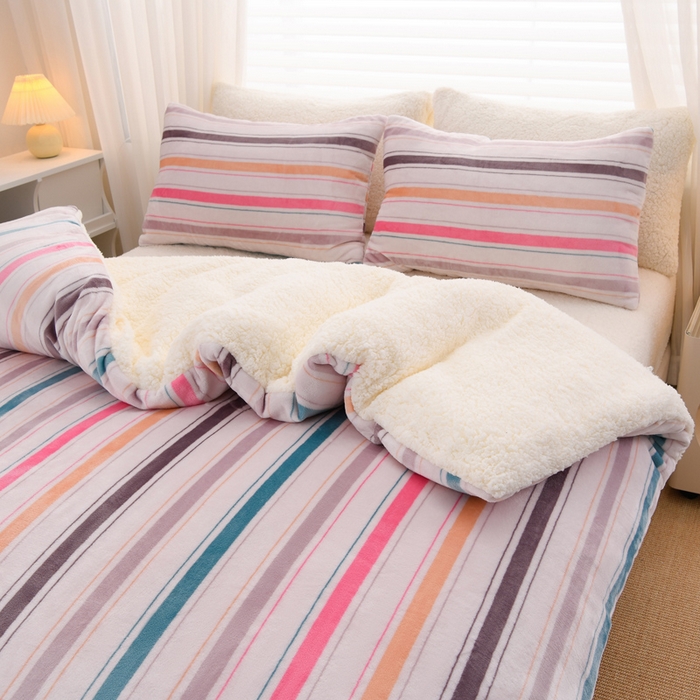 91家纺网 家纺一手货源 找家纺 圣楚家纺 2025秋冬新款亲肤舒适暖心羊羔绒牛奶绒AB面冬被被子被芯 彩虹