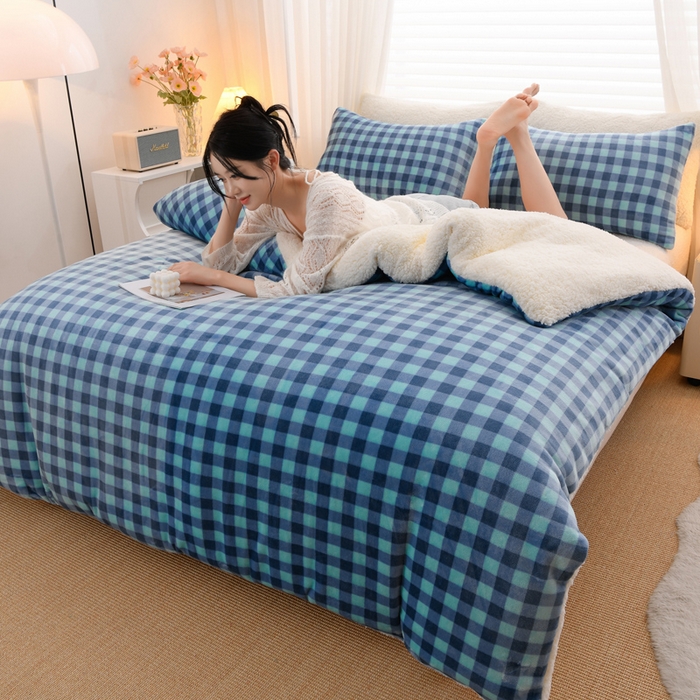 91家纺网 家纺一手货源 找家纺 圣楚家纺 2025秋冬新款亲肤舒适暖心羊羔绒牛奶绒AB面冬被被子被芯 蓝调