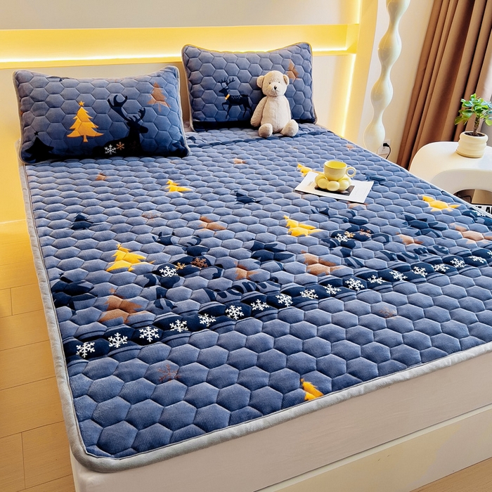 91家纺网 家纺一手货源 找家纺 情煊家纺 2025新款A类牛奶绒印花夹棉床垫 一鹿幸福