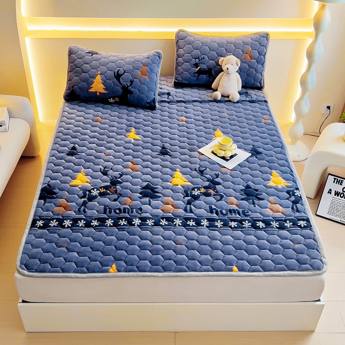 91家纺网 家纺一手货源 找家纺 情煊家纺 2025新款A类牛奶绒印花夹棉床垫 一鹿幸福