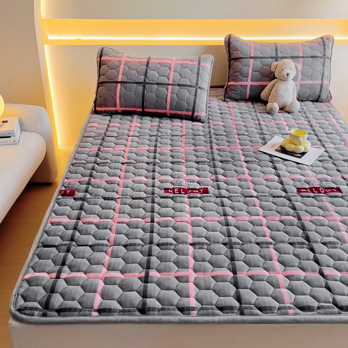 91家纺网 家纺一手货源 找家纺 情煊家纺 2025新款A类牛奶绒印花夹棉床垫 乐拼字母