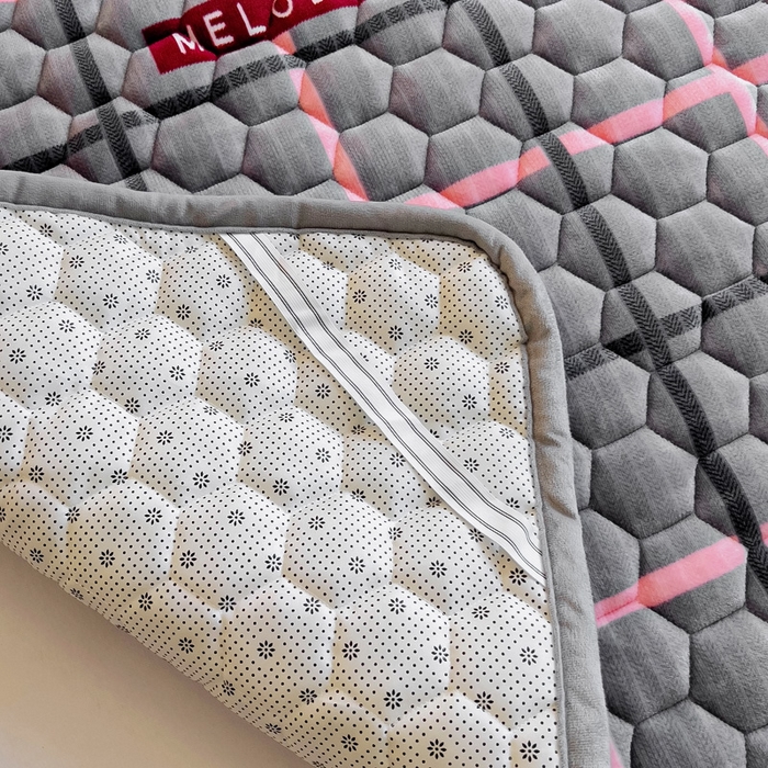 91家纺网 家纺一手货源 找家纺 情煊家纺 2025新款A类牛奶绒印花夹棉床垫 乐拼字母