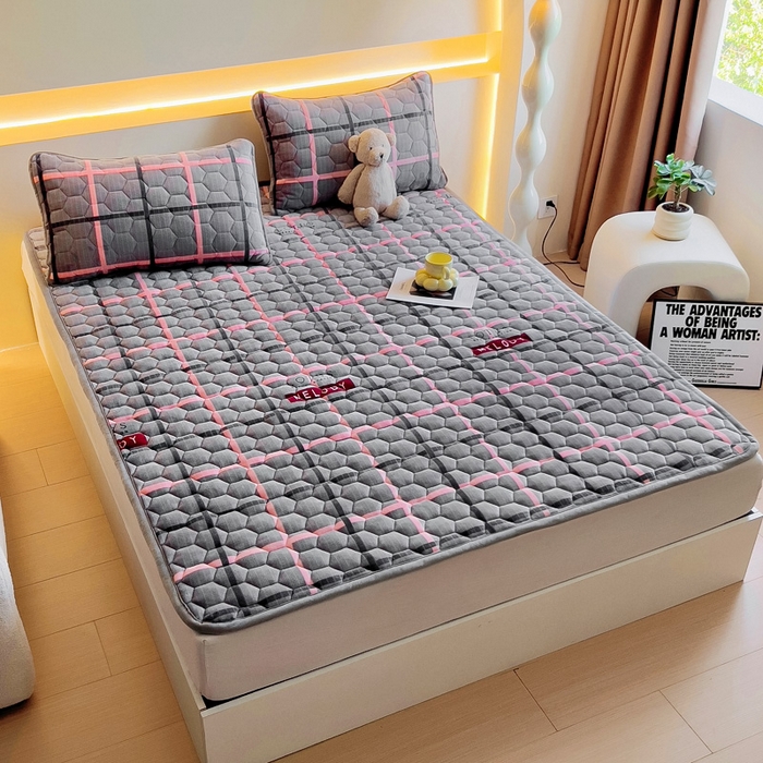 91家纺网 家纺一手货源 找家纺 情煊家纺 2025新款A类牛奶绒印花夹棉床垫 乐拼字母