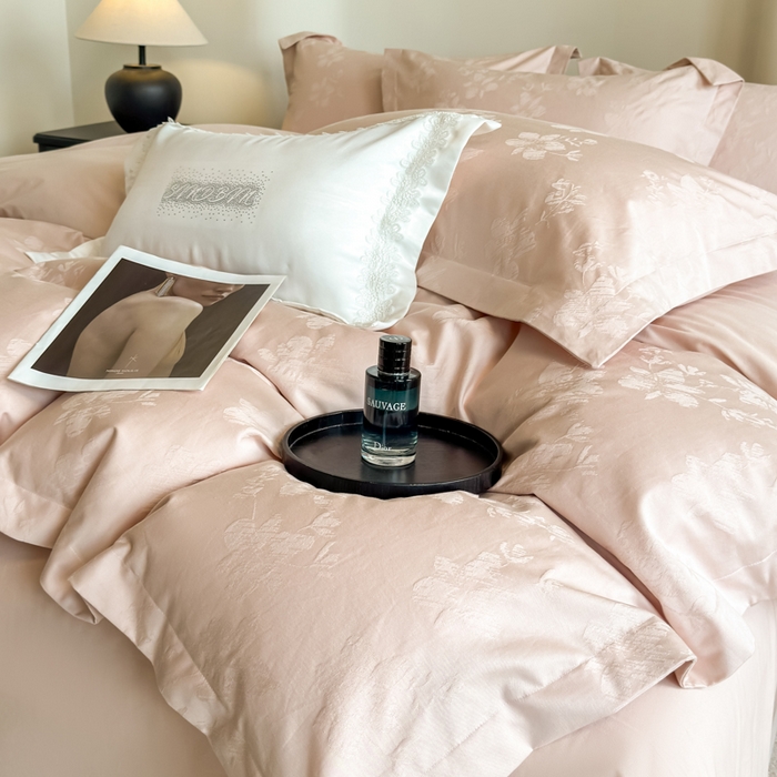 91家纺网 家纺一手货源 找家纺 （总）魅都 2025秋冬全棉厚织长绒棉磨毛立体浮雕提花四件套全棉四件套花香轻舞