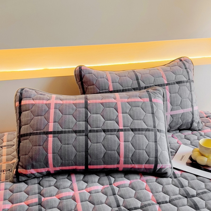 91家纺网 家纺一手货源 找家纺 情煊家纺 2025新款A类牛奶绒印花夹棉床垫 乐拼字母