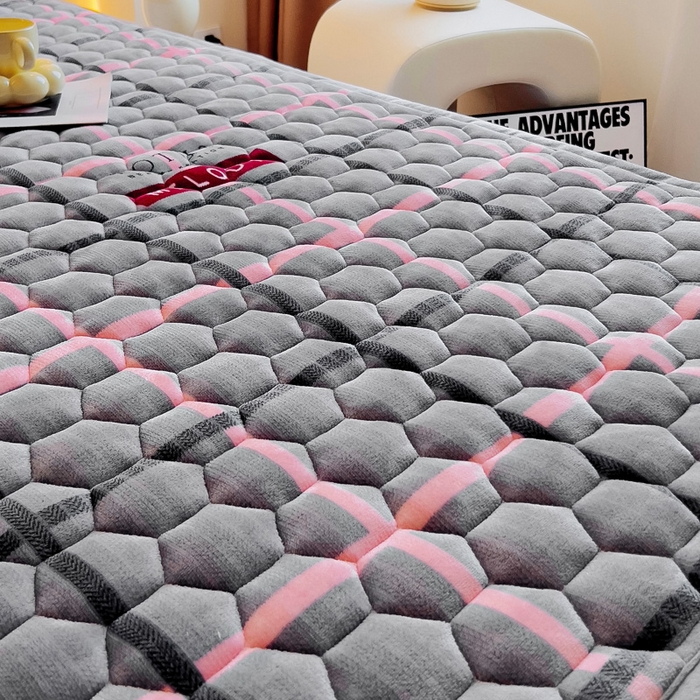 91家纺网 家纺一手货源 找家纺 情煊家纺 2025新款A类牛奶绒印花夹棉床垫 乐拼字母