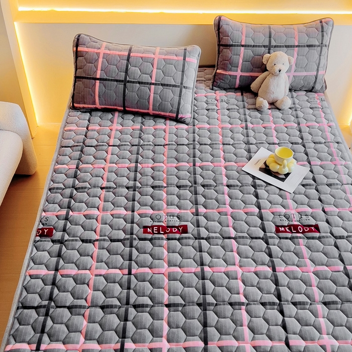 91家纺网 家纺一手货源 找家纺 情煊家纺 2025新款A类牛奶绒印花夹棉床垫 乐拼字母