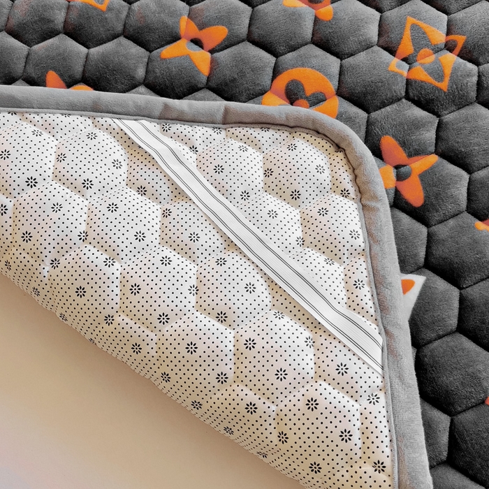 91家纺网 家纺一手货源 找家纺 情煊家纺 2025新款A类牛奶绒印花夹棉床垫 大牌风范