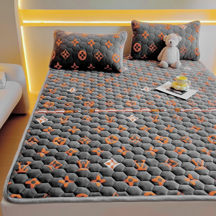 91家纺网 家纺一手货源 找家纺 情煊家纺 2025新款A类牛奶绒印花夹棉床垫 大牌风范