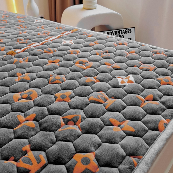 91家纺网 家纺一手货源 找家纺 情煊家纺 2025新款A类牛奶绒印花夹棉床垫 大牌风范