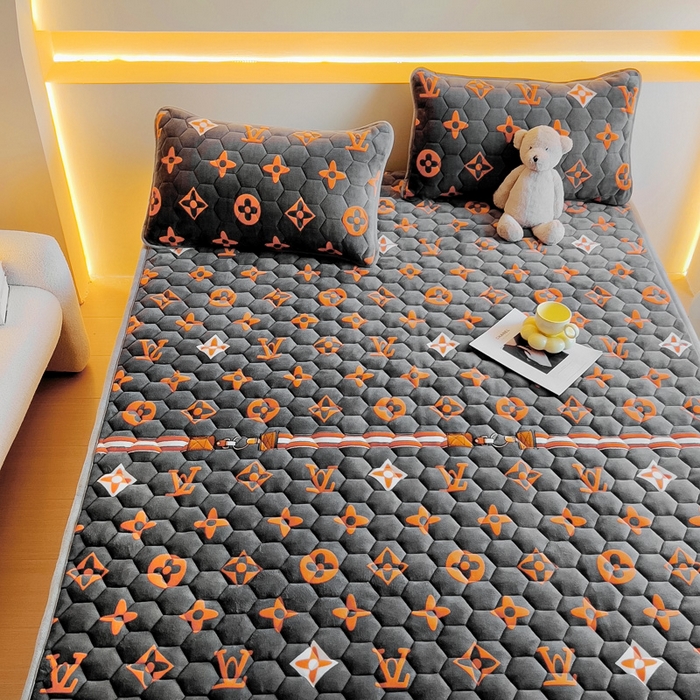 91家纺网 家纺一手货源 找家纺 情煊家纺 2025新款A类牛奶绒印花夹棉床垫 大牌风范