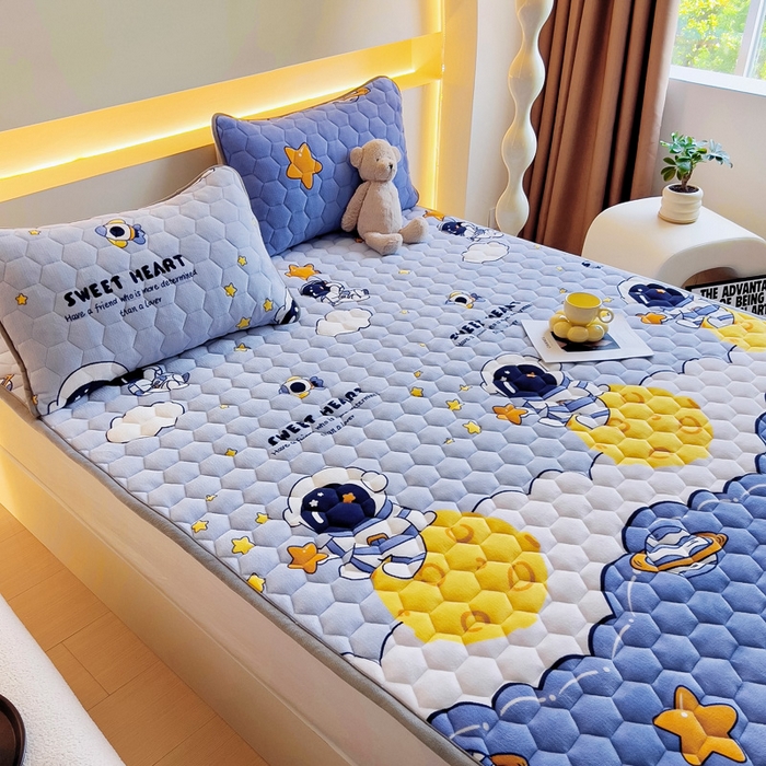 91家纺网 家纺一手货源 找家纺 情煊家纺 2025新款A类牛奶绒印花夹棉床垫 太空漫步