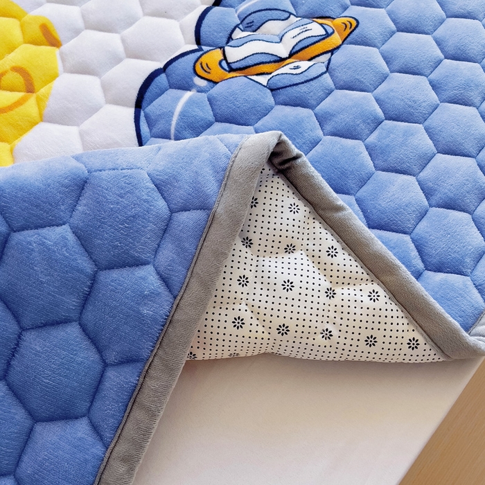 91家纺网 家纺一手货源 找家纺 情煊家纺 2025新款A类牛奶绒印花夹棉床垫 太空漫步