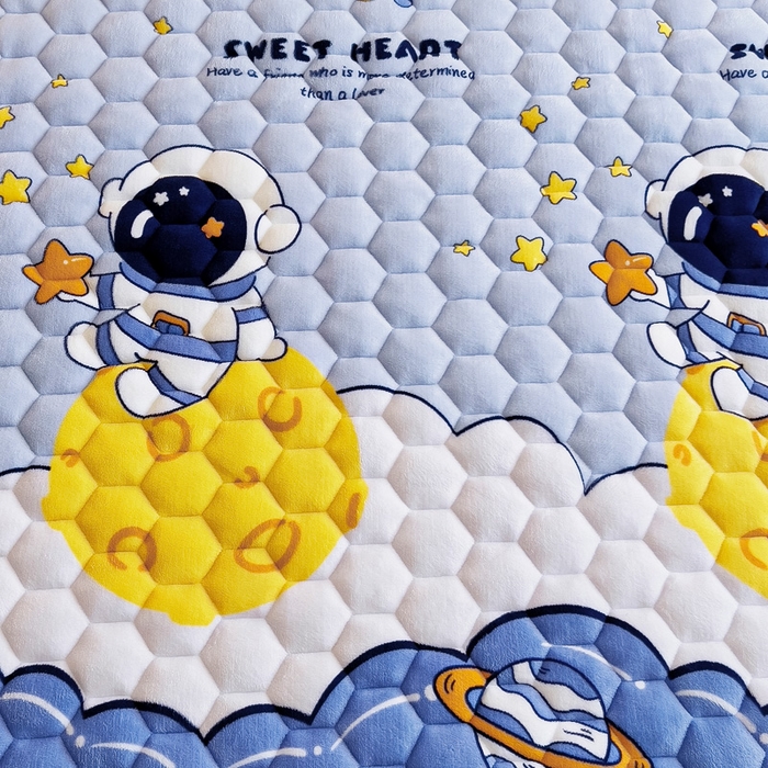 91家纺网 家纺一手货源 找家纺 情煊家纺 2025新款A类牛奶绒印花夹棉床垫 太空漫步