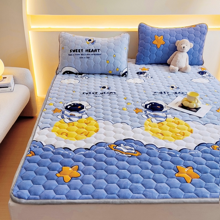 91家纺网 家纺一手货源 找家纺 情煊家纺 2025新款A类牛奶绒印花夹棉床垫 太空漫步