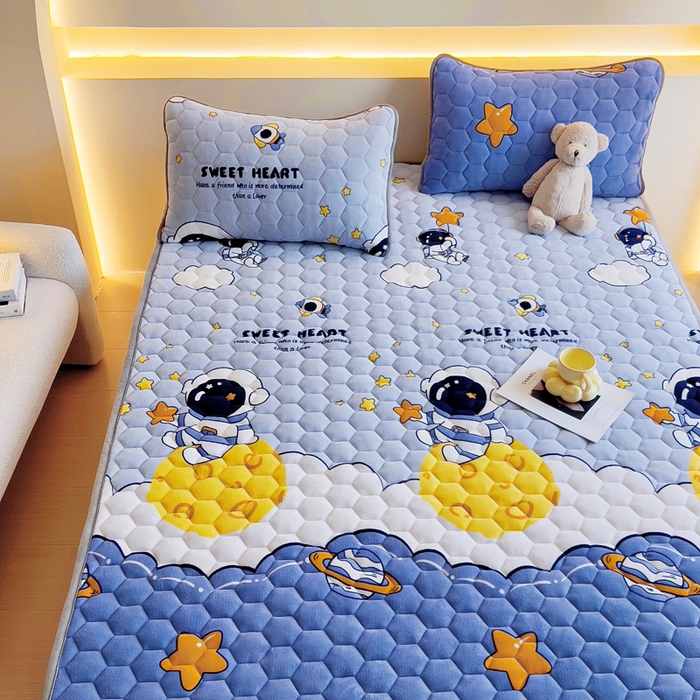 91家纺网 家纺一手货源 找家纺 情煊家纺 2025新款A类牛奶绒印花夹棉床垫 太空漫步