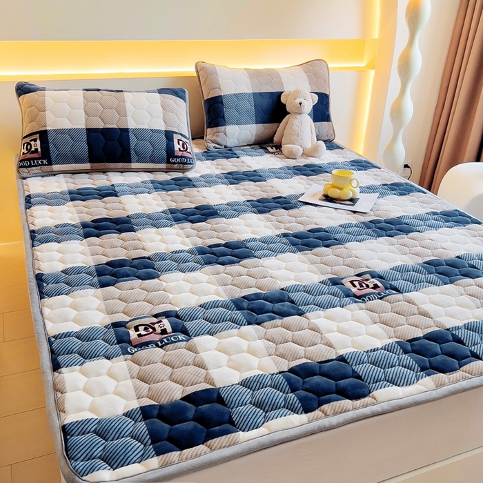 91家纺网 家纺一手货源 找家纺 情煊家纺 2025新款A类牛奶绒印花夹棉床垫 蓝大格