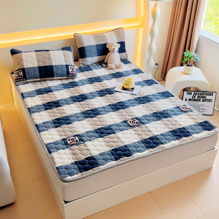 91家纺网 家纺一手货源 找家纺 情煊家纺 2025新款A类牛奶绒印花夹棉床垫 蓝大格