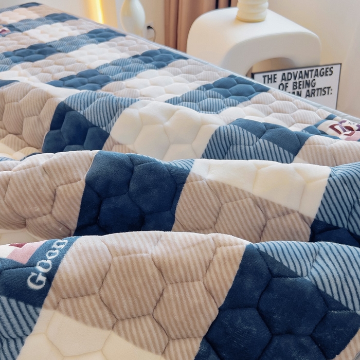 91家纺网 家纺一手货源 找家纺 情煊家纺 2025新款A类牛奶绒印花夹棉床垫 蓝大格