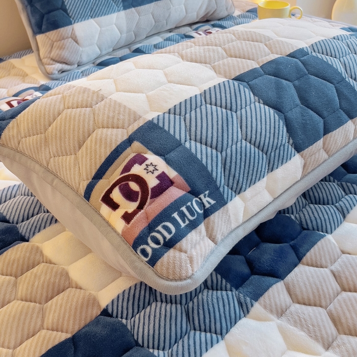 91家纺网 家纺一手货源 找家纺 情煊家纺 2025新款A类牛奶绒印花夹棉床垫 蓝大格